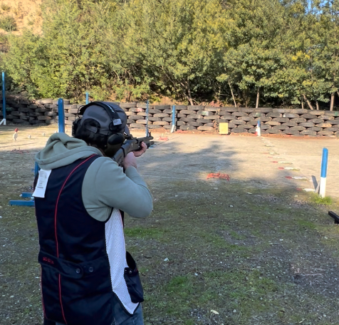 Práctica de puntería con rifle en el campo de tiro al aire libre